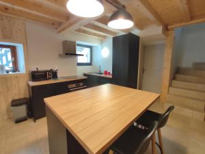 奥特朗Appartement Autrans-Méaudre en Vercors-Autrans, 4 pièces, 6 personnes - FR-1-737-79的厨房配有木桌、椅子和楼梯