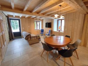 奥特朗Appartement Autrans-Méaudre en Vercors-Autrans, 4 pièces, 6 personnes - FR-1-737-79的客厅配有木桌和椅子