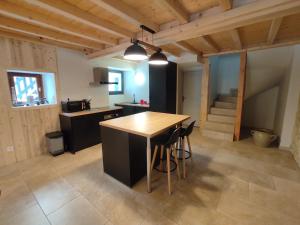 奥特朗Appartement Autrans-Méaudre en Vercors-Autrans, 4 pièces, 6 personnes - FR-1-737-79的厨房配有木桌和一些椅子