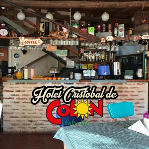 科隆Hotel Cristobal de Colón的一间有柜台的餐厅,上面有标牌