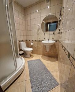 利耶帕亚Hotel Linda - Helvita的浴室配有卫生间、盥洗盆和淋浴。