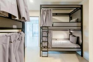 墨西哥城Cama en habitación Compartida para Hombres的带两张双层床的客房中的一张双层床
