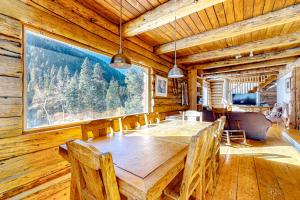 陶斯滑雪谷Ridgerunner Cabin的用餐室配有大型木桌和椅子