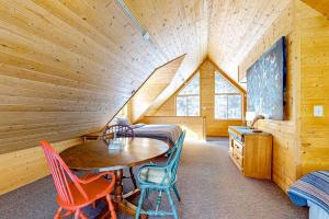 陶斯滑雪谷Ridgerunner Cabin的小屋内的房间,配有桌椅