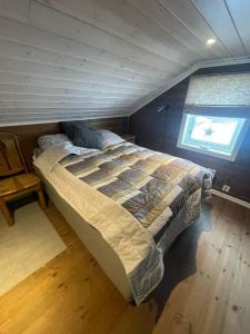 耶卢Vakker hytte med fantastisk utsikt的窗户客房内的一张大床