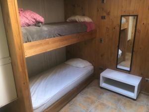 Hostel Huepil客房内的一张或多张双层床