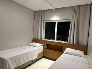 萨利诺波利斯Salinas Exclusive Resort的小房间设有两张床和窗户