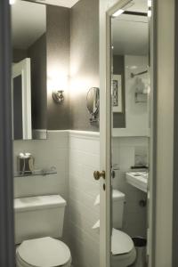 萨斯卡通三角洲贝斯伯勒酒店的一间带卫生间、水槽和镜子的浴室