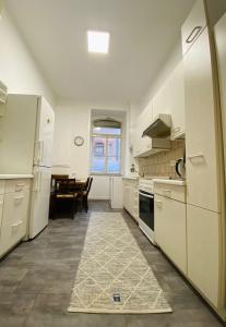 威斯巴登Modernisierte, traumhafte Wohnung in zentraler Lage的一间厨房、白色家电和用餐室