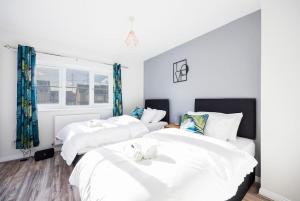 巴尔金Charming 2bed House的配有白色床单的客房内的两张床