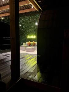 波特帕特里克Portside Pasture - (Luxury Cabin)的客厅铺有木地板,配有沙发。