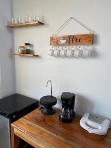 圣克里斯托瓦尔habitación cerca a playa man的厨房配有带咖啡壶的吧台