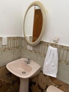 圣克里斯托瓦尔habitación cerca a playa man的一间带水槽和镜子的浴室