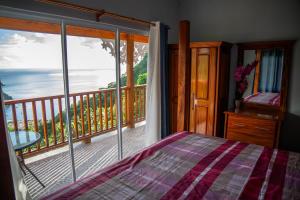 苏弗里耶尔Majestic Ridge Villas的卧室设有海景阳台。