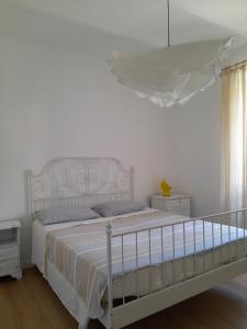 佩鲁贾PERUSIA HOME的卧室配有白色的华盖床