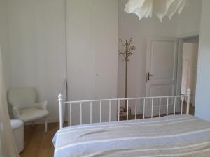 佩鲁贾PERUSIA HOME的白色卧室配有床和椅子