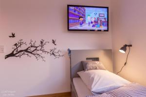 SimprechtshausenFerienhaus Taubenhof的卧室配有一张床,墙上配有电视。