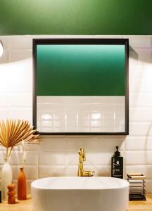 Ktistádesvaya_living的浴室设有白色水槽和镜子