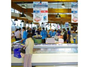 气仙沼市Kesennuma Plaza Hotel - Vacation STAY 15381v的一群人站在商店的柜台上