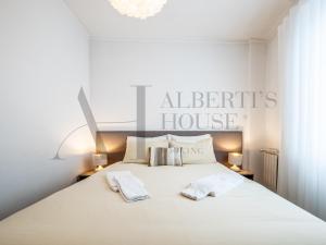波尔图Alberti's House Oporto Central Apartment的卧室配有白色的床和2条毛巾