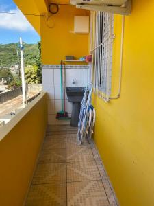 弗洛里亚诺波利斯Apartamento cachoeira的一间带水槽和黄色墙壁的浴室