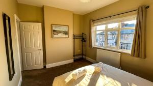 克利索普斯Sandy Shores Holiday Home的一间卧室设有一张床和一个窗口