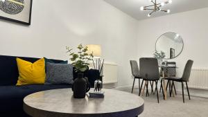 哈特菲尔德Superb & Stylish - Free Parking - Gated Community的客厅配有蓝色的沙发和桌子