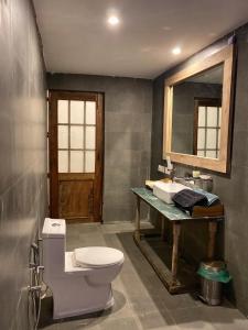 兰纳加Mandaal Corbett的一间带卫生间、水槽和镜子的浴室