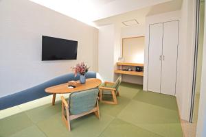 京都KyotoGosyonishi - Vacation STAY 22739v的配有桌椅和电视的客房