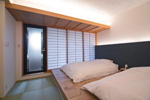 京都KyotoGosyonishi - Vacation STAY 22739v的带窗户的客房内的两张床