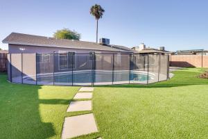 凤凰城Phoenix Oasis with Outdoor Pool and Putting Green!的一座玻璃房子,在院子里设有游泳池