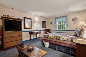 兰开斯特Country Living Inn的酒店客房,配有床和电视