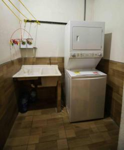 利比里亚Casa Alma的一个带水槽和小冰箱的小厨房