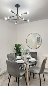 哈特菲尔德Superb & Stylish - Free Parking - Gated Community的一间带桌椅和镜子的用餐室
