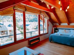 索特Can Congost的一间设有床铺的卧室,位于带窗户的房间内