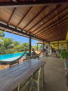 布希奥斯Reduto do Alto的一个带吊床和游泳池的户外庭院