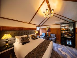 罗托鲁瓦Hana Lodge的一间卧室配有一张大床和一个吊灯。