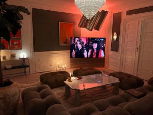 哥本哈根Luxury 'Kings Garden View' 260m2 Prime Located Flat的客厅设有壁挂式平面电视。