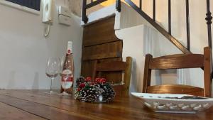 孔韦尔萨诺Dimora maria的一张桌子,上面放着两杯酒杯和鲜花