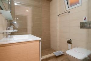 瓦西里科斯莱万特别墅酒店的浴室配有卫生间、盥洗盆和淋浴。