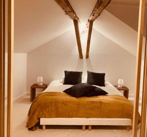 波城Magnifique Loft rénové-Quartier Culturel - Bureau的一间卧室设有一张带木梁的大床