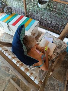 拉斯彭尼塔斯Cabañas Puesta del Sol的躺在床上看书的孩子