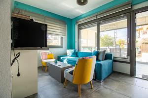克拉默特STREET 90 Luxury Apartment的客厅配有蓝色的沙发和电视