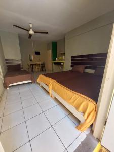 金斯敦拉布里什旅馆的一间带两张床的卧室,铺有瓷砖地板。