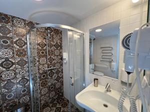 维尔纽斯Stay Vilnius Hotel的一间带水槽和淋浴的浴室