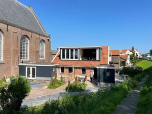 科特海讷De Nieuwe Poort Kortgene的砖砌的建筑,上面有大窗户