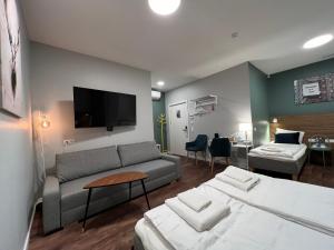 维尔纽斯Stay Vilnius Hotel的酒店客房,配有床和沙发