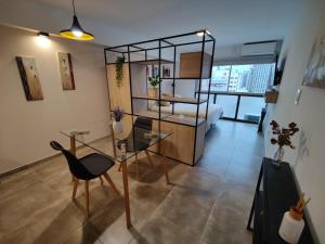 科尔多瓦La Merced Apart的一间客房内配有桌子和椅子的房间