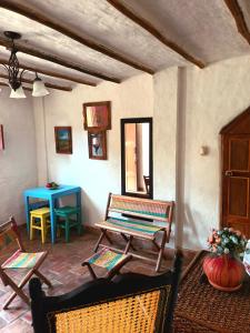 巴里查拉Casona CHARA的客厅配有两把椅子和一张桌子