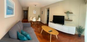 利马MLA apartments - Kennedy的带沙发和电视的客厅
